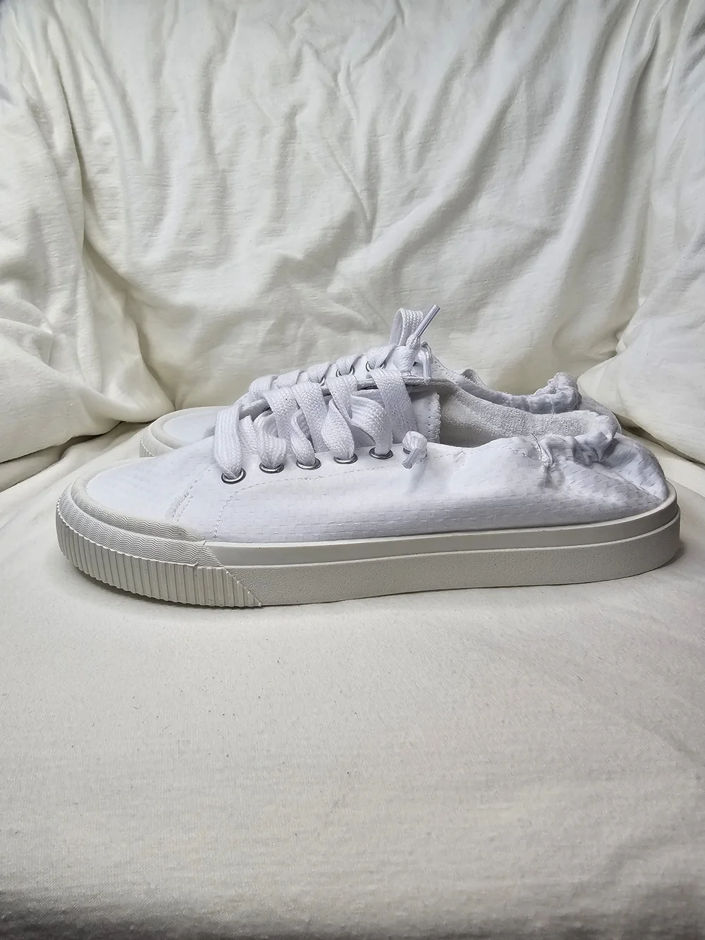 Time and Tru Women's Scrunchback White Canvas Casual Sneakers